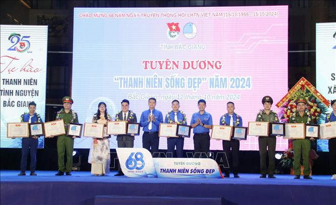 Đại diện Trung ương Đoàn và Hội Liên hiệp Thanh niên tỉnh Bắc Giang trao Giải thưởng “Thanh niên sống đẹp” cho các cá nhân tiêu biểu. Ảnh: Đồng Thúy-TTXVN