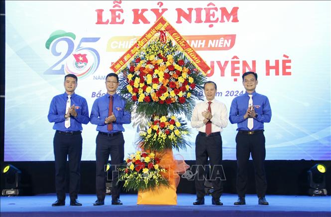 Phó Chủ tịch Thường trực UBND tỉnh Bắc Giang Mai Sơn tặng hoa chúc mừng Tỉnh đoàn, Hội Liên hiệp Thanh niên tỉnh. Ảnh: Đồng Thúy-TTXVN