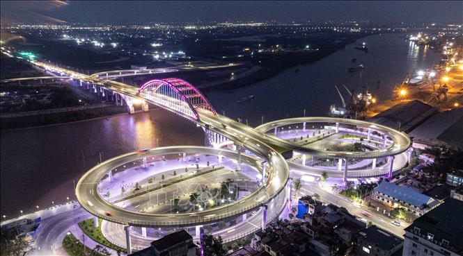 Cầu Hoàng Văn Thụ có chiều dài hơn 1,5 km nối phường Minh Khai (quận Hồng Bàng) với xã Tân Dương (huyện Thủy Nguyên). Ảnh: Quốc Khánh - TTXVN