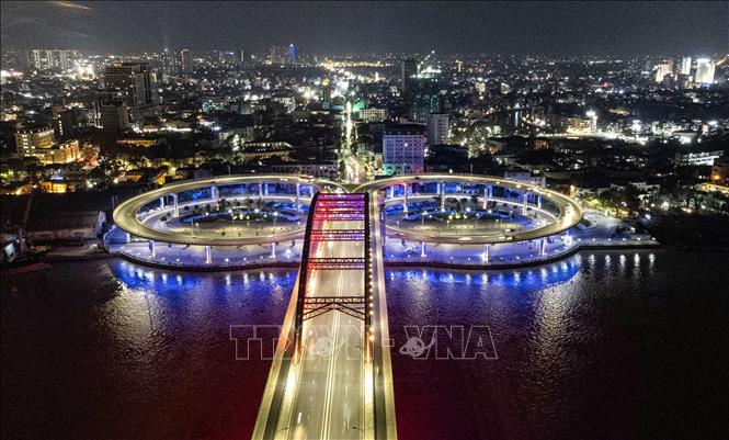 Cầu Hoàng Văn Thụ được trang hoàng ánh sáng, là điểm nhấn của thành phố Hải Phòng về đêm. Ảnh: Quốc Khánh - TTXVN