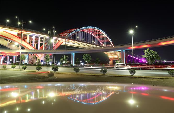 Cầu Hoàng Văn Thụ được trang hoàng ánh sáng, là điểm nhấn của thành phố Hải Phòng về đêm. Ảnh: Quốc Khánh - TTXVN