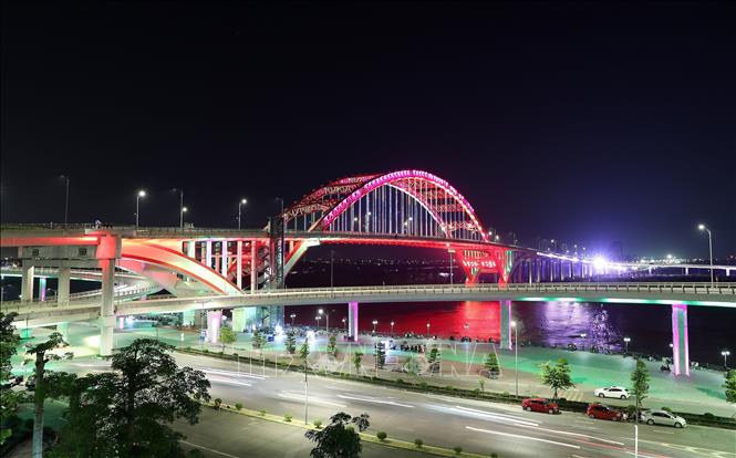 Cầu Hoàng Văn Thụ được trang hoàng ánh sáng, là điểm nhấn của thành phố Hải Phòng về đêm. Ảnh: Quốc Khánh - TTXVN