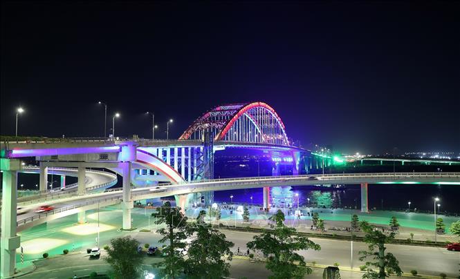 Cầu Hoàng Văn Thụ được trang hoàng ánh sáng, là điểm nhấn của thành phố Hải Phòng về đêm. Ảnh: Quốc Khánh - TTXVN