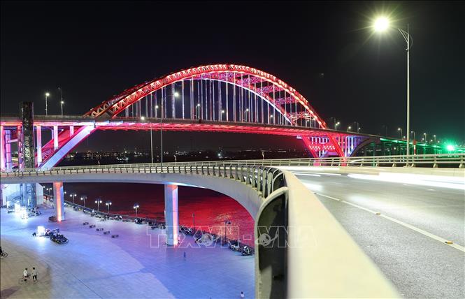 Cầu Hoàng Văn Thụ được trang hoàng ánh sáng, là điểm nhấn của thành phố Hải Phòng về đêm. Ảnh: Quốc Khánh - TTXVN