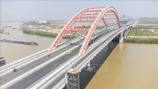 Cầu Hoàng Văn Thụ là cầu vòm ống thép nhồi bê tông chạy giữa sơ đồ nhịp 45m+200m+45m, rộng 33,5m gồm 4 làn xe cơ giới, 2 làn xe hỗn hợp và 2 lề đi bộ. Ảnh: Hoàng Hiếu - TTXVN