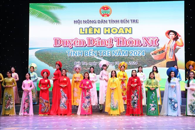 Các thi sinh trong phần thi áo dài. Ảnh: Chương Đài  - TTXVN 