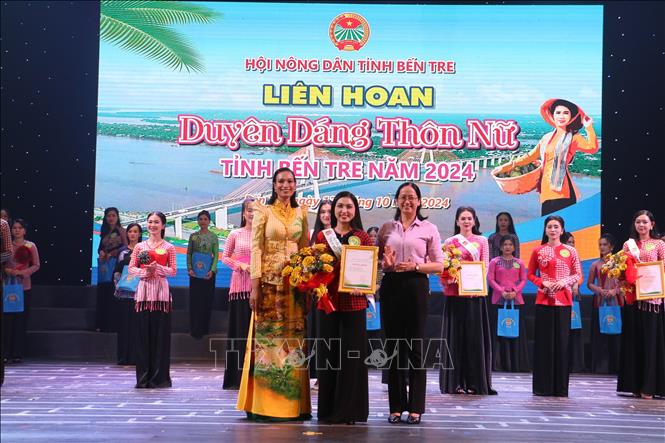 Ban tổ chức trao các giải phụ cho các thí sinh. Ảnh: Chương Đài  - TTXVN 