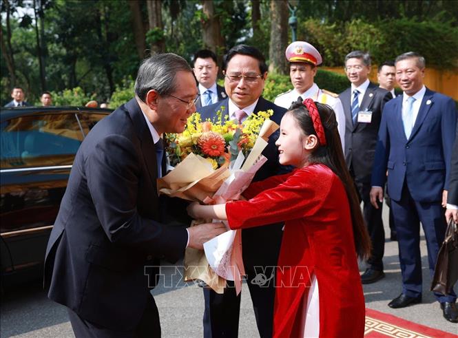 Thiếu nhi Thủ đô Hà Nội tặng hoa chào mừng Thủ tướng Trung Quốc Lý Cường thăm chính thức Việt Nam. Ảnh: Dương Giang - TTXVN
