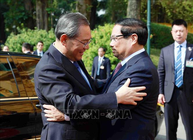 Thủ tướng Phạm Minh Chính đón Thủ tướng Trung Quốc Lý Cường. Ảnh: Dương Giang - TTXVN