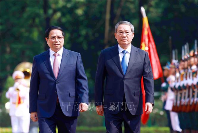 Thủ tướng Phạm Minh Chính và Thủ tướng Trung Quốc Lý Cường duyệt Đội danh dự Quân đội nhân dân Việt Nam. Ảnh: Dương Giang - TTXVN
