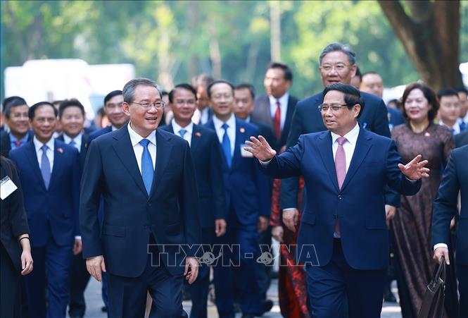 Thủ tướng Phạm Minh Chính đón Thủ tướng Trung Quốc Lý Cường. Ảnh: Dương Giang – TTXVN