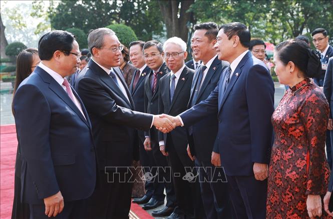 Thủ tướng Phạm Minh Chính giới thiệu với Thủ tướng Trung Quốc Lý Cường thành viên đoàn Việt Nam. Ảnh: Dương Giang – TTXVN