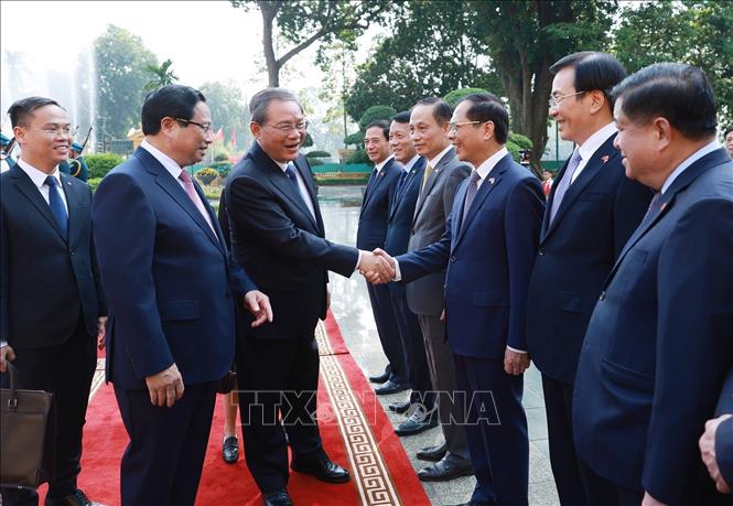 Thủ tướng Phạm Minh Chính giới thiệu với Thủ tướng Trung Quốc Lý Cường thành viên đoàn Việt Nam. Ảnh: Dương Giang – TTXVN
