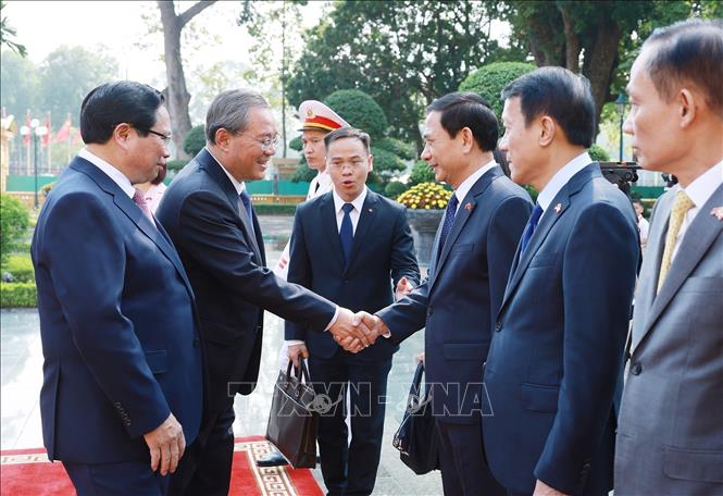 Thủ tướng Phạm Minh Chính giới thiệu với Thủ tướng Trung Quốc Lý Cường thành viên đoàn Việt Nam. Ảnh: Dương Giang – TTXVN
