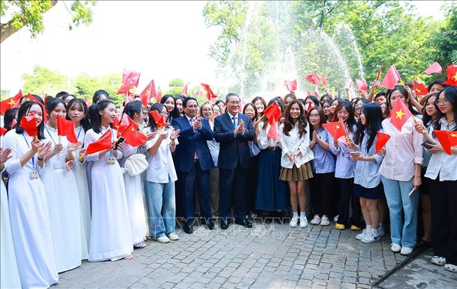 Thủ tướng Phạm Minh Chính và Thủ tướng Trung Quốc Lý Cường với các sinh viên Việt Nam tại lễ đón. Ảnh: Dương Giang – TTXVN