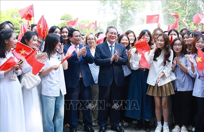 Thủ tướng Phạm Minh Chính và Thủ tướng Trung Quốc Lý Cường với các sinh viên tại lễ đón. Ảnh: Dương Giang – TTXVN