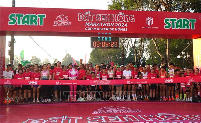 Lãnh đạo tỉnh Đồng Tháp và người dân tham gia Giải Marathon Đất Sen Hồng - Đồng Tháp năm 2024. Ảnh: Nhựt An - TTXVN