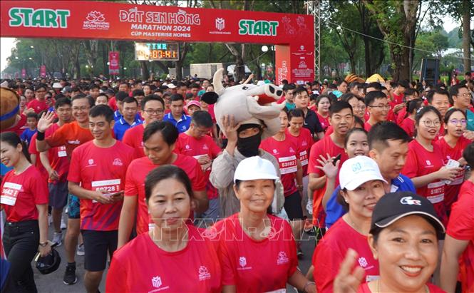 Các vận động viên xuất phát chạy cự ly 5km. Ảnh: Nhựt An - TTXVN