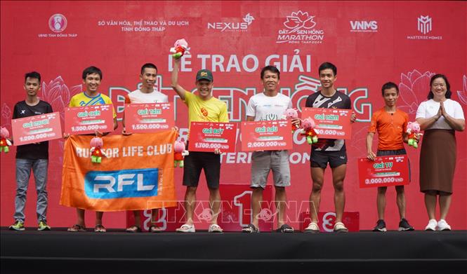 Trao giải cho các vận động viên đạt thành tích tại Giải Marathon Đất Sen Hồng - Đồng Tháp năm 2024. Ảnh: Nhựt An - TTXVN