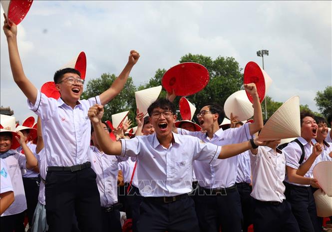 Khán giả vỡ òa khi Võ Quang Phú Đức giành quán quân của cuộc thi. Ảnh: Tường Vi - TTXVN.                