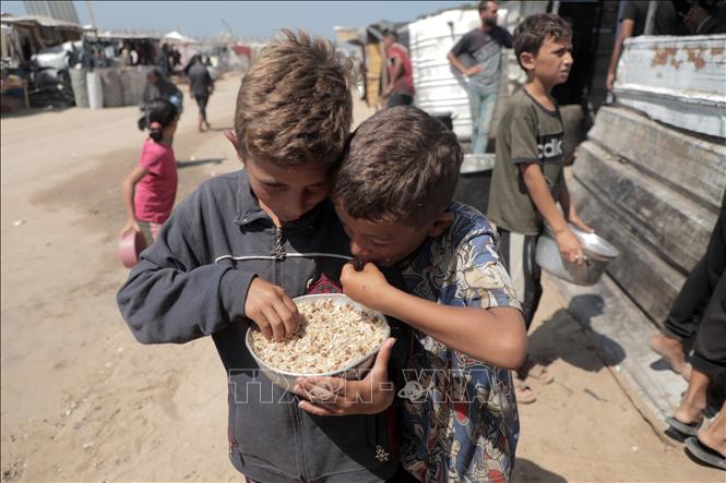 Trẻ em tại trại tị nạn ở Khan Younis, Dải Gaza. Ảnh: THX/TTXVN