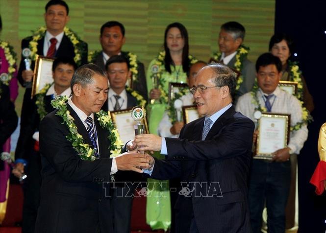 Chủ tịch Quốc hội Nguyễn Sinh Hùng trao danh hiệu tôn vinh các Nông dân xuất sắc tiêu biểu năm 2015 (14/10/2015). Ảnh: Nguyễn Dân- TTXVN