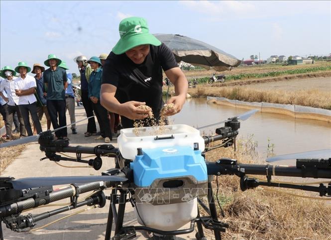 Nông dân Bắc Ninh chuẩn bị gieo lúa giống bằng thiết bị bay không người lái. Ngành nông nghiệp tỉnh Bắc Ninh đã ứng dụng thành công công nghệ hiện đại vào sản xuất nông nghiệp, giúp nông dân tiết kiệm thời gian và công sức, đồng thời bảo vệ môi trường. Ảnh: Đỗ Huyền - TTXVN