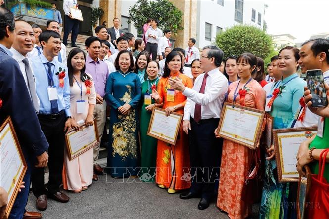 Chủ tịch Trung ương Hội Nông dân Việt Nam Lương Quốc Đoàn gặp gỡ các nông dân tại buổi gặp mặt 63 nông dân Việt Nam xuất sắc và 63 hợp tác xã tiêu biểu toàn quốc năm 2024 (13/10/2024). Ảnh: TTXVN phát