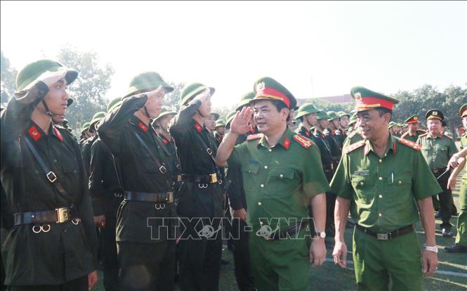 Đại tá Phùng Văn Chiến (giữa), Phó Tư lệnh Cảnh sát cơ động, thăm hỏi và động viên các học viên tham gia khóa huấn luyện. Ảnh: Lê Xuân-TTXVN