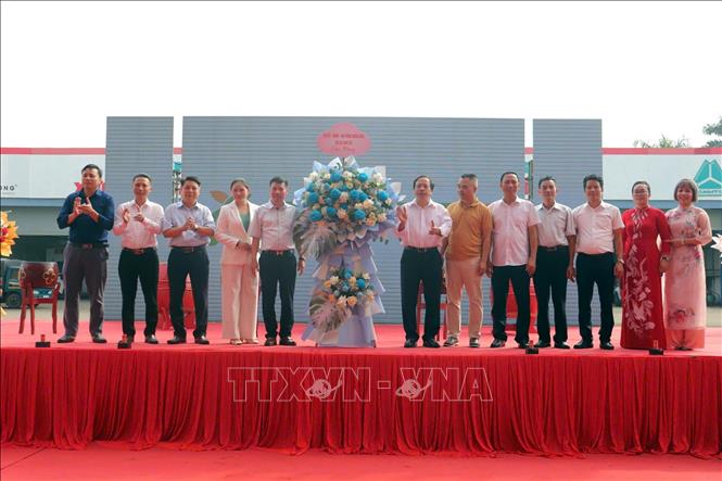 Ông Phùng Huy Vinh, Phó Chủ tịch UBND Thị xã Sơn Tây, Hà Nội dự lễ khai trương. Ảnh: TTXVN phát