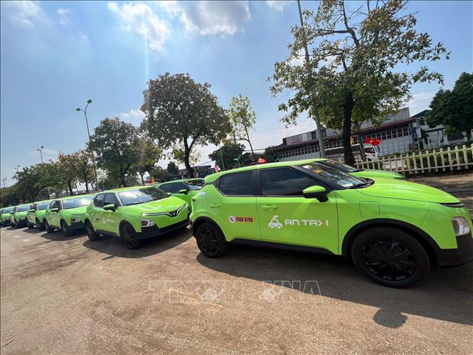 Hệ thống xe taxi điện bảo vệ môi trường vào hoạt động tại khu vực xứ Đoài chuẩn bị hoạt động. Ảnh: TTXVN phát