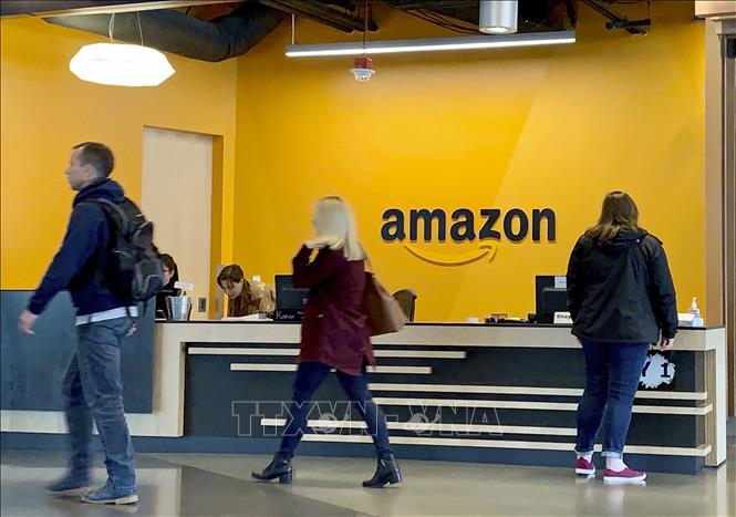 Nhân viên làm việc tại trụ sở Amazon ở Seattle, Mỹ. Ảnh: Kyodo/TTXVN