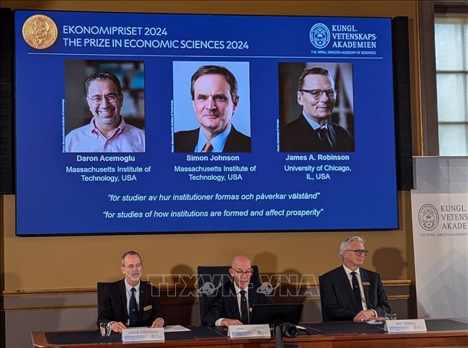 Giải Nobel Kinh tế năm 2024 thuộc về 3 nhà kinh tế học người Mỹ: Daron Acemoglu, Simon Johnson và James A. Robinson, ngày 14/10/2024. Ảnh: AA/TTXVN