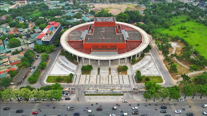 Cung hữu nghị Việt - Trung được thiết kế độc đáo, bên ngoài tròn, bên trong vuông, lấy cảm hứng từ bông hoa sen. Hình tròn tượng trưng cho sự hài hòa, đoàn kết và viên mãn. Ảnh: Tuấn Anh - TTXVN