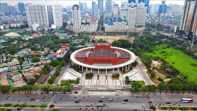 Cung hữu nghị Việt - Trung được thiết kế độc đáo, bên ngoài tròn, bên trong vuông, lấy cảm hứng từ bông hoa sen. Hình tròn tượng trưng cho sự hài hòa, đoàn kết và viên mãn. Ảnh: Tuấn Anh - TTXVN