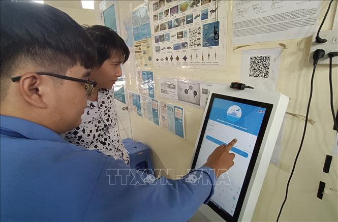 In Nha Trang, fishermen are gradually becoming familiar with declaring information online instead of documentation at the Hon Ro fishery port, the largest of its kind in the south-central region. VNA Photo: Đặng Tuấn