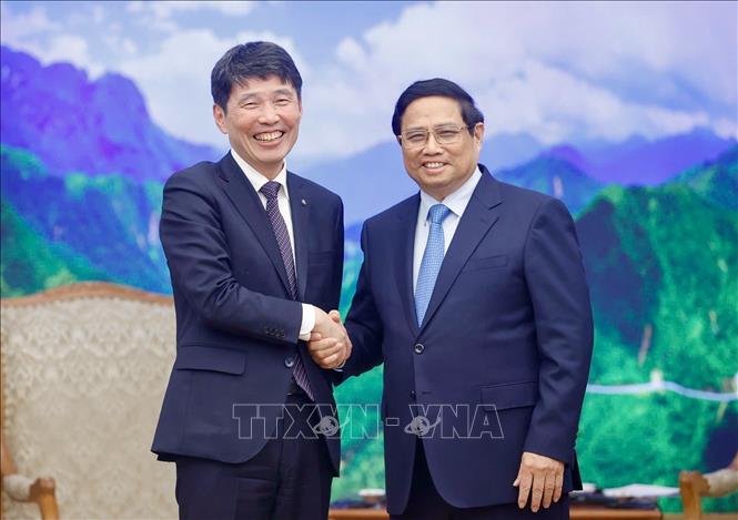 Prime Minister Pham Minh Chinh receives Governor of Gunma Prefecture of Japan Yamamoto Ichita in Hanoi on October 14. VNA Photo: Dương Giang