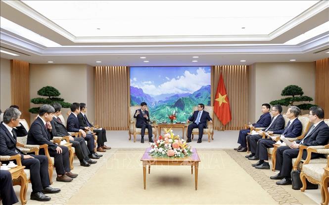 Prime Minister Pham Minh Chinh receives Governor of Gunma Prefecture of Japan Yamamoto Ichita in Hanoi on October 14. VNA Photo: Dương Giang