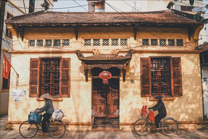 Vào thập kỷ 90, làng Cự Đà có 255 nhà cổ, trong đó có khoảng 15 - 20 nhà theo kiến trúc Pháp, còn lại là cổ Việt. Trải qua nhiều biến cố lịch sử cùng sự phát triển của đô thị, con số này giảm đi đáng kể, còn lại khoảng 55 ngôi nhà cổ. Ảnh: Vân Chi/TTXVN phát

