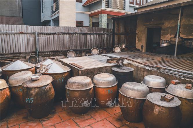 Làng Cự Đà xưa nổi tiếng với nghề làm tương truyền thống, được sản xuất theo mô hình hộ gia đình. Hiện tại trong làng chỉ còn khoảng 4 - 5 hộ theo nghề. Ảnh: Vân Chi
