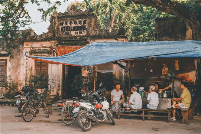 Quán trà đá cạnh nhà Hội đồng nhân dân là địa điểm quen thuộc để người dân làng Cự Đà gặp gỡ, hàn huyên. Ảnh: Vân Chi/TTXVN phát

