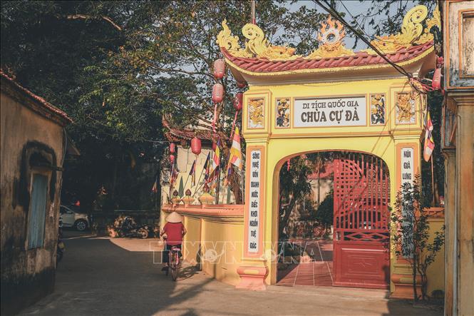Chùa Cự Đà được công nhận là Di tích quốc gia vào năm 2000 đã qua nhiều lần trùng tu, lần đầu tiên được ghi nhận vào năm 1695 dưới thời Hậu Lê.  Ảnh: Vân Chi/TTXVN phát
