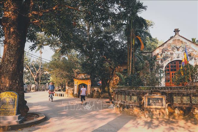 Nằm bên dòng sông Nhuệ nên việc buôn bán, trao đổi hàng hoá rất thuận lợi, nhờ đó người Cự Đà có cuộc sống khá giả, xây dựng được nhiều công trình quy mô lớn. Ảnh: Vân Chi/TTXVN phát
