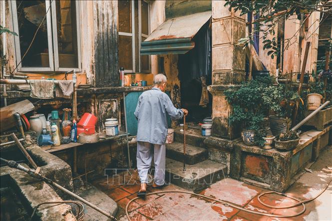 Cụ Mão (87 tuổi) trước căn nhà do chính cha mình xây dựng từ năm 1929. Ảnh: Vân Chi/TTXVN phát
