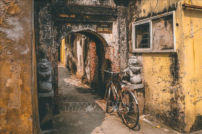 Trước đây các cổng xóm đều khóa chặt vào ban đêm. Hiện tại, nhiều cổng bị phá bỏ vì mặt đường đã được nâng cao để chống ngập lụt. Ảnh: Vân Chi
