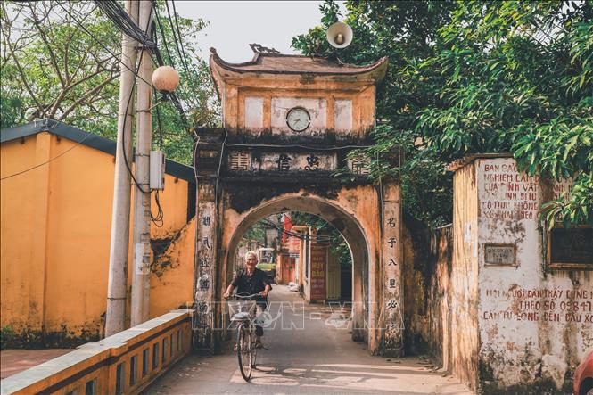 Nằm bên dòng sông Nhuệ nên việc buôn bán, trao đổi hàng hoá rất thuận lợi, nhờ đó người Cự Đà có cuộc sống khá giả, xây dựng được nhiều công trình quy mô lớn. Ảnh: Vân Chi/TTXVN phát
