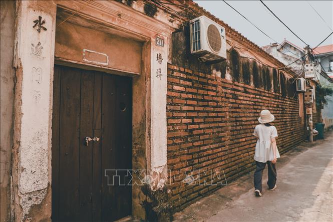 Ngôi nhà với kiến trúc cổ đặc trưng có cặp câu đối chữ Hán ở hai bên cửa. Ảnh: Vân Chi/TTXVN phát
