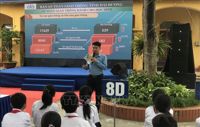 Ban An toàn giao thông tỉnh Hải Dương tuyên truyền cho học sinh về bảo đảm an toàn khi tham gia giao thông. Ảnh: Tiến Vĩnh – TTXVN