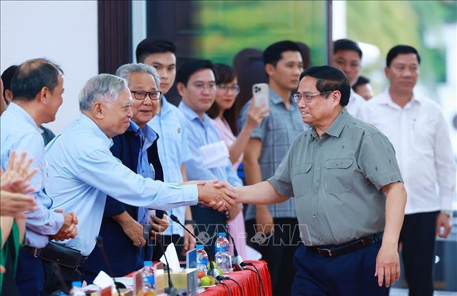 Prime Minister Pham Minh Chinh meets delegates at the conference. VNA Photo: Dương Giang
