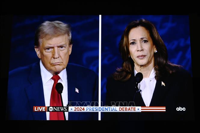 Phó Tổng thống Mỹ Kamala Harris (phải) và cựu Tổng thống Donald Trump trong cuộc tranh luận trực tiếp ở thành phố Philadelphia ngày 10/9/2024. Ảnh: THX/TTXVN